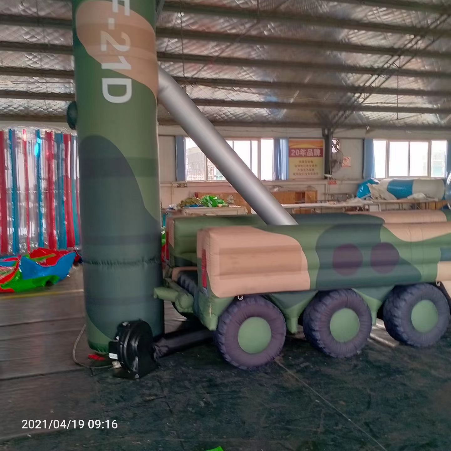 龙湾军事演习中的充气目标车辆：模拟发射车雷达车坦克飞机